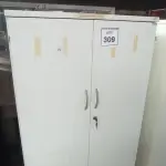 LOTE 309 - 01 ARMÁRIO ALTO PRA ESCRITÓRIO COM 2 PORTAS E 3 COMPARTIMENTOS. (NO ESTADO) ATENÇÃO! FAZER A VISITAÇÃO ANTES DE ARREMATAR, NÃO SABEMOS SE FUNCIONA, LEILÃO NÃO TEM GARANTIA E NEM DEVOLUÇÃO, SUJEITO A POSSÍVEIS AVARIAS VISÍVEIS/OCULTAS E/OU AUSÊNCIA DE COMPONENTES.