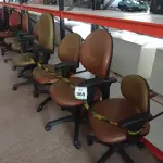 LOTE 368 - 06 CADEIRAS DE ESCRITÓRIO GIRATÓRIAS. (NO ESTADO) ATENÇÃO! FAZER A VISITAÇÃO ANTES DE ARREMATAR, NÃO SABEMOS SE FUNCIONA. LEILÃO NÃO TEM GARANTIA E NEM DEVOLUÇÃO, SUJEITO A POSSÍVEIS AVARIAS VISÍVEIS/OCULTAS E/OU AUSÊNCIA DE COMPONENTES.