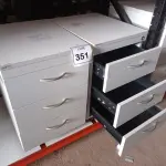 LOTE 351 - 02 GAVETEIROS COM 03 GAVETAS CADA. (NO ESTADO) ATENÇÃO! FAZER A VISITAÇÃO ANTES DE ARREMATAR, NÃO SABEMOS SE FUNCIONA. LEILÃO NÃO TEM GARANTIA E NEM DEVOLUÇÃO, SUJEITO A POSSÍVEIS AVARIAS VISÍVEIS/OCULTAS E/OU AUSÊNCIA DE COMPONENTES.