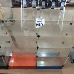 LOTE 040 - 01 VITRINE EXPOSITORA DE VIDRO. (NO ESTADO) ATENÇÃO! FAZER A VISITAÇÃO ANTES DE ARREMATAR, NÃO SABEMOS SE FUNCIONA, LEILÃO NÃO TEM GARANTIA E NEM DEVOLUÇÃO, SUJEITO A POSSÍVEIS AVARIAS VISÍVEIS/OCULTAS E/OU AUSÊNCIA DE COMPONENTES.