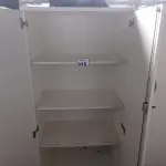 LOTE 315 - 01 ARMÁRIO ALTO PRA ESCRITÓRIO COM 2 PORTAS E 3 COMPARTIMENTOS. (NO ESTADO) ATENÇÃO! FAZER A VISITAÇÃO ANTES DE ARREMATAR, NÃO SABEMOS SE FUNCIONA, LEILÃO NÃO TEM GARANTIA E NEM DEVOLUÇÃO, SUJEITO A POSSÍVEIS AVARIAS VISÍVEIS/OCULTAS E/OU AUSÊNCIA DE COMPONENTES.
