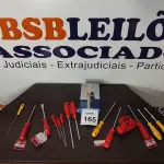 LOTE 165 - 14 CHAVES PHILIPS E FENDA TAMANHOS DIVERSOS, 01 ALICATE AMPERÍMETRO DIGITAL E 01 REPLICA DE COMPRESSOR.  (NO ESTADO) ATENÇÃO! FAZER A VISITAÇÃO ANTES DE ARREMATAR, NÃO SABEMOS SE FUNCIONA, LEILÃO NÃO TEM GARANTIA E NEM DEVOLUÇÃO, SUJEITO A POSSÍVEIS AVARIAS VISÍVEIS/OCULTAS E/OU AUSÊNCIA DE COMPONENTES.