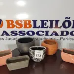 LOTE 173 - 02 PANELAS DE BARRO E 04 VASOS DECORADOS. (NO ESTADO) ATENÇÃO! FAZER A VISITAÇÃO ANTES DE ARREMATAR, NÃO SABEMOS SE FUNCIONA, LEILÃO NÃO TEM GARANTIA E NEM DEVOLUÇÃO, SUJEITO A POSSÍVEIS AVARIAS VISÍVEIS/OCULTAS E/OU AUSÊNCIA DE COMPONENTES.