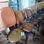 LOTE 373 - 06 CADEIRAS PARA ESCRITÓRIO GIRATÓRIAS. (NO ESTADO) ATENÇÃO! FAZER A VISITAÇÃO ANTES DE ARREMATAR, NÃO SABEMOS SE FUNCIONA. LEILÃO NÃO TEM GARANTIA E NEM DEVOLUÇÃO, SUJEITO A POSSÍVEIS AVARIAS VISÍVEIS/OCULTAS E/OU AUSÊNCIA DE COMPONENTES.