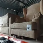 LOTE 321 - 01 SOFÁ DE 2 LUGARES COM 02 PUFFS E 01 POLTRONA. (NO ESTADO) ATENÇÃO! FAZER A VISITAÇÃO ANTES DE ARREMATAR, NÃO SABEMOS SE FUNCIONA, LEILÃO NÃO TEM GARANTIA E NEM DEVOLUÇÃO, SUJEITO A POSSÍVEIS AVARIAS VISÍVEIS/OCULTAS E/OU AUSÊNCIA DE COMPONENTES.