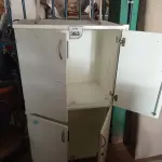 LOTE 363 - 02 ARMÁRIOS BAIXOS PRA ESCRITÓRIO 2 PORTAS CADA E 01 CADEIRA COM PÉS FIXOS. (NO ESTADO) ATENÇÃO! FAZER A VISITAÇÃO ANTES DE ARREMATAR, NÃO SABEMOS SE FUNCIONA. LEILÃO NÃO TEM GARANTIA E NEM DEVOLUÇÃO, SUJEITO A POSSÍVEIS AVARIAS VISÍVEIS/OCULTAS E/OU AUSÊNCIA DE COMPONENTES.