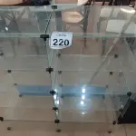 LOTE 220 - 01 VITRINE EXPOSITORA DE VIDRO. (NO ESTADO) ATENÇÃO! FAZER A VISITAÇÃO ANTES DE ARREMATAR, NÃO SABEMOS SE FUNCIONA, LEILÃO NÃO TEM GARANTIA E NEM DEVOLUÇÃO, SUJEITO A POSSÍVEIS AVARIAS VISÍVEIS/OCULTAS E/OU AUSÊNCIA DE COMPONENTES.