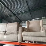 LOTE 321 - 01 SOFÁ DE 2 LUGARES COM 02 PUFFS E 01 POLTRONA. (NO ESTADO) ATENÇÃO! FAZER A VISITAÇÃO ANTES DE ARREMATAR, NÃO SABEMOS SE FUNCIONA, LEILÃO NÃO TEM GARANTIA E NEM DEVOLUÇÃO, SUJEITO A POSSÍVEIS AVARIAS VISÍVEIS/OCULTAS E/OU AUSÊNCIA DE COMPONENTES.