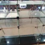 LOTE 180 - 01 VITRINE EXPOSITORA DE VIDRO. (NO ESTADO) ATENÇÃO! FAZER A VISITAÇÃO ANTES DE ARREMATAR, NÃO SABEMOS SE FUNCIONA, LEILÃO NÃO TEM GARANTIA E NEM DEVOLUÇÃO, SUJEITO A POSSÍVEIS AVARIAS VISÍVEIS/OCULTAS E/OU AUSÊNCIA DE COMPONENTES.