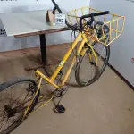 LOTE 362 - 01 BICICLETA CARGUEIRA COM AVARIAS. (NO ESTADO) ATENÇÃO! FAZER A VISITAÇÃO ANTES DE ARREMATAR, NÃO SABEMOS SE FUNCIONA. LEILÃO NÃO TEM GARANTIA E NEM DEVOLUÇÃO, SUJEITO A POSSÍVEIS AVARIAS VISÍVEIS/OCULTAS E/OU AUSÊNCIA DE COMPONENTES.