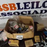 LOTE 029 - 01 LOTE COM GRANDE QUANTIDADE DE GRAMPOS DE PAPEIS E MATÉRIAS DIVERSOS PARA ESCRITÓRIO. (NO ESTADO) ATENÇÃO! FAZER A VISITAÇÃO ANTES DE ARREMATAR, NÃO SABEMOS SE FUNCIONA, LEILÃO NÃO TEM GARANTIA E NEM DEVOLUÇÃO, SUJEITO A POSSÍVEIS AVARIAS VISÍVEIS/OCULTAS E/OU AUSÊNCIA DE COMPONENTES.
