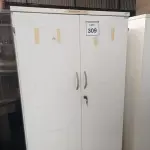 LOTE 309 - 01 ARMÁRIO ALTO PRA ESCRITÓRIO COM 2 PORTAS E 3 COMPARTIMENTOS. (NO ESTADO) ATENÇÃO! FAZER A VISITAÇÃO ANTES DE ARREMATAR, NÃO SABEMOS SE FUNCIONA, LEILÃO NÃO TEM GARANTIA E NEM DEVOLUÇÃO, SUJEITO A POSSÍVEIS AVARIAS VISÍVEIS/OCULTAS E/OU AUSÊNCIA DE COMPONENTES.