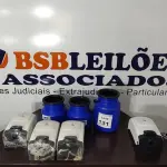 LOTE 131 - 04 DISPENSES PARA SABÃO E 03 GALÕES COM TAMPA DE TAMANHOS DIVERSOS. (NO ESTADO) ATENÇÃO! FAZER A VISITAÇÃO ANTES DE ARREMATAR, NÃO SABEMOS SE FUNCIONA, LEILÃO NÃO TEM GARANTIA E NEM DEVOLUÇÃO, SUJEITO A POSSÍVEIS AVARIAS VISÍVEIS/OCULTAS E/OU AUSÊNCIA DE COMPONENTES.