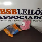 LOTE 043 - 02 PARES DE BOTAS DE BORRACHA NUMERAÇÕES 25 E 31 NAS CORES AZUL E ROSA. (NO ESTADO) ATENÇÃO! FAZER A VISITAÇÃO ANTES DE ARREMATAR, NÃO SABEMOS SE FUNCIONA, LEILÃO NÃO TEM GARANTIA E NEM DEVOLUÇÃO, SUJEITO A POSSÍVEIS AVARIAS VISÍVEIS/OCULTAS E/OU AUSÊNCIA DE COMPONENTES.