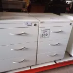 LOTE 339 - 02 GAVETEIROS COM 03 GAVETAS CADA. (NO ESTADO) ATENÇÃO! FAZER A VISITAÇÃO ANTES DE ARREMATAR, NÃO SABEMOS SE FUNCIONA. LEILÃO NÃO TEM GARANTIA E NEM DEVOLUÇÃO, SUJEITO A POSSÍVEIS AVARIAS VISÍVEIS/OCULTAS E/OU AUSÊNCIA DE COMPONENTES.