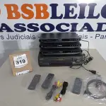 LOTE 319 - 03 APARELHOS DE DVD COM CONTROLE E 01 VÍDEO CASSETE MARCA SHARP. (NO ESTADO) ATENÇÃO! FAZER A VISITAÇÃO ANTES DE ARREMATAR, NÃO SABEMOS SE FUNCIONA, LEILÃO NÃO TEM GARANTIA E NEM DEVOLUÇÃO, SUJEITO A POSSÍVEIS AVARIAS VISÍVEIS/OCULTAS E/OU AUSÊNCIA DE COMPONENTES.