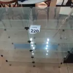 LOTE 220 - 01 VITRINE EXPOSITORA DE VIDRO. (NO ESTADO) ATENÇÃO! FAZER A VISITAÇÃO ANTES DE ARREMATAR, NÃO SABEMOS SE FUNCIONA, LEILÃO NÃO TEM GARANTIA E NEM DEVOLUÇÃO, SUJEITO A POSSÍVEIS AVARIAS VISÍVEIS/OCULTAS E/OU AUSÊNCIA DE COMPONENTES.