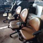 LOTE 375 - 05 CADEIRAS PARA ESCRITÓRIO GIRATÓRIAS. (NO ESTADO) ATENÇÃO! FAZER A VISITAÇÃO ANTES DE ARREMATAR, NÃO SABEMOS SE FUNCIONA. LEILÃO NÃO TEM GARANTIA E NEM DEVOLUÇÃO, SUJEITO A POSSÍVEIS AVARIAS VISÍVEIS/OCULTAS E/OU AUSÊNCIA DE COMPONENTES.
