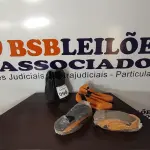 LOTE 098 - 04 PARES DE BOTA DE COURO SINTÉTICO NUMERAÇÕES 38 E 43. (NO ESTADO) ATENÇÃO! FAZER A VISITAÇÃO ANTES DE ARREMATAR, NÃO SABEMOS SE FUNCIONA, LEILÃO NÃO TEM GARANTIA E NEM DEVOLUÇÃO, SUJEITO A POSSÍVEIS AVARIAS VISÍVEIS/OCULTAS E/OU AUSÊNCIA DE COMPONENTES.