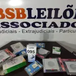01 LOTE COM VÁRIAS LUMINÁRIAS DE TAMANHOS E MODELOS DIVERSOS. (NO ESTADO) ATENÇÃO! FAZER A VISITAÇÃO ANTES DE ARREMATAR, NÃO SABEMOS SE FUNCIONA, LEILÃO NÃO TEM GARANTIA E NEM DEVOLUÇÃO, SUJEITO A POSSÍVEIS AVARIAS VISÍVEIS/OCULTAS E/OU AUSÊNCIA DE COMPONENTES.