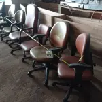 LOTE 372 - 06 CADEIRAS PARA ESCRITÓRIO GIRATÓRIAS. (NO ESTADO) ATENÇÃO! FAZER A VISITAÇÃO ANTES DE ARREMATAR, NÃO SABEMOS SE FUNCIONA. LEILÃO NÃO TEM GARANTIA E NEM DEVOLUÇÃO, SUJEITO A POSSÍVEIS AVARIAS VISÍVEIS/OCULTAS E/OU AUSÊNCIA DE COMPONENTES.