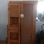 LOTE 659 - 01 ARMÁRIO EM MADEIRA DESMONTADO INCOMPLETO.  (NO ESTADO) ATENÇÃO! FAZER A VISITAÇÃO ANTES DE ARREMATAR, NÃO SABEMOS SE FUNCIONA, LEILÃO NÃO TEM GARANTIA E NEM DEVOLUÇÃO, SUJEITO A POSSÍVEIS AVARIAS VISÍVEIS/OCULTAS E/OU AUSÊNCIA DE COMPONENTES.