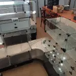 LOTE 240 - 01 VITRINE EXPOSITORA DE VIDRO EM L COM CAIXA. (NO ESTADO) ATENÇÃO! FAZER A VISITAÇÃO ANTES DE ARREMATAR, NÃO SABEMOS SE FUNCIONA, LEILÃO NÃO TEM GARANTIA E NEM DEVOLUÇÃO, SUJEITO A POSSÍVEIS AVARIAS VISÍVEIS/OCULTAS E/OU AUSÊNCIA DE COMPONENTES.