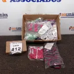 LOTE 412 - 01 LOTE COM VÁRIAS ROUPAS PARA CACHORROS E 03 FOCINHEIRAS TAMANHOS DIVERSOS. (NO ESTADO) ATENÇÃO! FAZER A VISITAÇÃO ANTES DE ARREMATAR, NÃO SABEMOS SE FUNCIONA, LEILÃO NÃO TEM GARANTIA E NEM DEVOLUÇÃO, SUJEITO A POSSÍVEIS AVARIAS VISÍVEIS/OCULTAS E/OU AUSÊNCIA DE COMPONENTES.