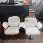 LOTE 495 - 02 POLTRONAS FIXAS COM PÉS CROMADOS COM ACENTO E ENCOSTO ALMOFADADO NA COR BRANCO. (NO ESTADO) ATENÇÃO! FAZER A VISITAÇÃO ANTES DE ARREMATAR, NÃO SABEMOS SE FUNCIONA, LEILÃO NÃO TEM GARANTIA E NEM DEVOLUÇÃO, SUJEITO A POSSÍVEIS AVARIAS VISÍVEIS/OCULTAS E/OU AUSÊNCIA DE COMPONENTES.