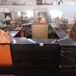 01 QUIOSQUE DE SHOPPING EM MADEIRA, 01 MONITOR E SISTEMA DE CÂMERAS PRÉ-INSTALADOS. (NO ESTADO) ATENÇÃO! FAZER A VISITAÇÃO ANTES DE ARREMATAR, NÃO SABEMOS SE FUNCIONA, LEILÃO NÃO TEM GARANTIA E NEM DEVOLUÇÃO, SUJEITO A POSSÍVEIS AVARIAS VISÍVEIS/OCULTAS E/OU AUSÊNCIA DE COMPONENTES.