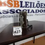 LOTE 423 - 01 TELEFONE ANTIGO. (NO ESTADO) ATENÇÃO! FAZER A VISITAÇÃO ANTES DE ARREMATAR, NÃO SABEMOS SE FUNCIONA, LEILÃO NÃO TEM GARANTIA E NEM DEVOLUÇÃO, SUJEITO A POSSÍVEIS AVARIAS VISÍVEIS/OCULTAS E/OU AUSÊNCIA DE COMPONENTES.