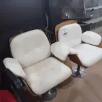 LOTE 495 - 02 POLTRONAS FIXAS COM PÉS CROMADOS COM ACENTO E ENCOSTO ALMOFADADO NA COR BRANCO. (NO ESTADO) ATENÇÃO! FAZER A VISITAÇÃO ANTES DE ARREMATAR, NÃO SABEMOS SE FUNCIONA, LEILÃO NÃO TEM GARANTIA E NEM DEVOLUÇÃO, SUJEITO A POSSÍVEIS AVARIAS VISÍVEIS/OCULTAS E/OU AUSÊNCIA DE COMPONENTES.