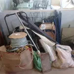 LOTE 660 - 01 ROLO DE PAPEL DE PRESENTE, 01 ROLO DE BORRACHA ADESIVA, 01 TELA DE PROJEÇÃO, 01 SUPORTE PARA BICICLETA, 01 MANGUEIRA SANFONADA, FIOS E FORRAGENS DIVERSAS.  (NO ESTADO) ATENÇÃO! FAZER A VISITAÇÃO ANTES DE ARREMATAR, NÃO SABEMOS SE FUNCIONA, LEILÃO NÃO TEM GARANTIA E NEM DEVOLUÇÃO, SUJEITO A POSSÍVEIS AVARIAS VISÍVEIS/OCULTAS E/OU AUSÊNCIA DE COMPONENTES.