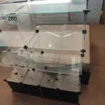 01 VITRINE EXPOSITORA DE VIDRO. (NO ESTADO) ATENÇÃO! FAZER A VISITAÇÃO ANTES DE ARREMATAR, NÃO SABEMOS SE FUNCIONA, LEILÃO NÃO TEM GARANTIA E NEM DEVOLUÇÃO, SUJEITO A POSSÍVEIS AVARIAS VISÍVEIS/OCULTAS E/OU AUSÊNCIA DE COMPONENTES.
