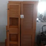 LOTE 659 - 01 ARMÁRIO EM MADEIRA DESMONTADO INCOMPLETO.  (NO ESTADO) ATENÇÃO! FAZER A VISITAÇÃO ANTES DE ARREMATAR, NÃO SABEMOS SE FUNCIONA, LEILÃO NÃO TEM GARANTIA E NEM DEVOLUÇÃO, SUJEITO A POSSÍVEIS AVARIAS VISÍVEIS/OCULTAS E/OU AUSÊNCIA DE COMPONENTES.