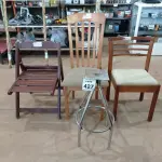 LOTE 427 - 03 CADEIRAS EM MADEIRA MODELOS DIVERSOS E 01 BASE DE BANQUETA. (NO ESTADO) ATENÇÃO! FAZER A VISITAÇÃO ANTES DE ARREMATAR, NÃO SABEMOS SE FUNCIONA, LEILÃO NÃO TEM GARANTIA E NEM DEVOLUÇÃO, SUJEITO A POSSÍVEIS AVARIAS VISÍVEIS/OCULTAS E/OU AUSÊNCIA DE COMPONENTES.