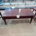 LOTE 421 - 01 MESA DE CENTRO EM MADEIRA MACIÇA. (NO ESTADO) ATENÇÃO! FAZER A VISITAÇÃO ANTES DE ARREMATAR, NÃO SABEMOS SE FUNCIONA, LEILÃO NÃO TEM GARANTIA E NEM DEVOLUÇÃO, SUJEITO A POSSÍVEIS AVARIAS VISÍVEIS/OCULTAS E/OU AUSÊNCIA DE COMPONENTES.