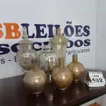 LOTE 432 - 07 JARROS DECORATIVOS DE VIDRO. (NO ESTADO) ATENÇÃO! FAZER A VISITAÇÃO ANTES DE ARREMATAR, NÃO SABEMOS SE FUNCIONA, LEILÃO NÃO TEM GARANTIA E NEM DEVOLUÇÃO, SUJEITO A POSSÍVEIS AVARIAS VISÍVEIS/OCULTAS E/OU AUSÊNCIA DE COMPONENTES.