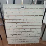 LOTE 402 - 01 PAINEL CANALETADO BRANCO COM GANCHOS DE 1,11M X 1,32M. (NO ESTADO) ATENÇÃO! FAZER A VISITAÇÃO ANTES DE ARREMATAR, NÃO SABEMOS SE FUNCIONA, LEILÃO NÃO TEM GARANTIA E NEM DEVOLUÇÃO, SUJEITO A POSSÍVEIS AVARIAS VISÍVEIS/OCULTAS E/OU AUSÊNCIA DE COMPONENTES.
