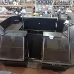01 QUIOSQUE DE SHOPPING COM VITRINE DE VIDRO E SISTEMA DE CÂMERAS PRÉ-INSTALADOS. (NO ESTADO) ATENÇÃO! FAZER A VISITAÇÃO ANTES DE ARREMATAR, NÃO SABEMOS SE FUNCIONA, LEILÃO NÃO TEM GARANTIA E NEM DEVOLUÇÃO, SUJEITO A POSSÍVEIS AVARIAS VISÍVEIS/OCULTAS E/OU AUSÊNCIA DE COMPONENTES.