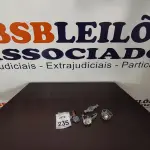 LOTE 235 - 05 RELÓGIOS DE PULSO DE MODELOS DIVERSOS. (NO ESTADO) ATENÇÃO! FAZER A VISITAÇÃO ANTES DE ARREMATAR, NÃO SABEMOS SE FUNCIONA, LEILÃO NÃO TEM GARANTIA E NEM DEVOLUÇÃO, SUJEITO A POSSÍVEIS AVARIAS VISÍVEIS/OCULTAS E/OU AUSÊNCIA DE COMPONENTES.