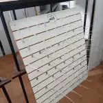 LOTE 402 - 01 PAINEL CANALETADO BRANCO COM GANCHOS DE 1,11M X 1,32M. (NO ESTADO) ATENÇÃO! FAZER A VISITAÇÃO ANTES DE ARREMATAR, NÃO SABEMOS SE FUNCIONA, LEILÃO NÃO TEM GARANTIA E NEM DEVOLUÇÃO, SUJEITO A POSSÍVEIS AVARIAS VISÍVEIS/OCULTAS E/OU AUSÊNCIA DE COMPONENTES.