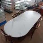 LOTE 410 - 01 MESA TAMPO OVAL COM 06 CADEIRAS EM MADEIRA. (NO ESTADO) ATENÇÃO! FAZER A VISITAÇÃO ANTES DE ARREMATAR, NÃO SABEMOS SE FUNCIONA, LEILÃO NÃO TEM GARANTIA E NEM DEVOLUÇÃO, SUJEITO A POSSÍVEIS AVARIAS VISÍVEIS/OCULTAS E/OU AUSÊNCIA DE COMPONENTES.