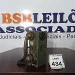 LOTE 434 - 01 TELEFONE ANTIGO. (NO ESTADO) ATENÇÃO! FAZER A VISITAÇÃO ANTES DE ARREMATAR, NÃO SABEMOS SE FUNCIONA, LEILÃO NÃO TEM GARANTIA E NEM DEVOLUÇÃO, SUJEITO A POSSÍVEIS AVARIAS VISÍVEIS/OCULTAS E/OU AUSÊNCIA DE COMPONENTES.