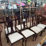 LOTE 414 - 07 CADEIRAS DE MADEIRAS COM ACENTO ALMOFADADA. (NO ESTADO) ATENÇÃO! FAZER A VISITAÇÃO ANTES DE ARREMATAR, NÃO SABEMOS SE FUNCIONA, LEILÃO NÃO TEM GARANTIA E NEM DEVOLUÇÃO, SUJEITO A POSSÍVEIS AVARIAS VISÍVEIS/OCULTAS E/OU AUSÊNCIA DE COMPONENTES.