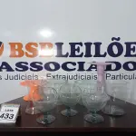 LOTE 433 - 07 JARROS DECORARIVO DE CRISTAL E 02 PRATOS ALTOS PARA BOLO. (NO ESTADO) ATENÇÃO! FAZER A VISITAÇÃO ANTES DE ARREMATAR, NÃO SABEMOS SE FUNCIONA, LEILÃO NÃO TEM GARANTIA E NEM DEVOLUÇÃO, SUJEITO A POSSÍVEIS AVARIAS VISÍVEIS/OCULTAS E/OU AUSÊNCIA DE COMPONENTES.