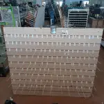 LOTE 541 -  01 PAINEL CANALETADO COM GANCHOS DE 1,62 X 1,40. (NO ESTADO) ATENÇÃO! FAZER A VISITAÇÃO ANTES DE ARREMATAR, NÃO SABEMOS SE FUNCIONA, LEILÃO NÃO TEM GARANTIA E NEM DEVOLUÇÃO, SUJEITO A POSSÍVEIS AVARIAS VISÍVEIS/OCULTAS E/OU AUSÊNCIA DE COMPONENTES.