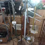 LOTE 645 - 02 SUPORTES DE FERRO PARA CASTIÇAL.  (NO ESTADO) ATENÇÃO! FAZER A VISITAÇÃO ANTES DE ARREMATAR, NÃO SABEMOS SE FUNCIONA, LEILÃO NÃO TEM GARANTIA E NEM DEVOLUÇÃO, SUJEITO A POSSÍVEIS AVARIAS VISÍVEIS/OCULTAS E/OU AUSÊNCIA DE COMPONENTES.