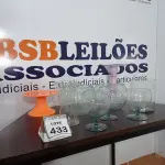 LOTE 433 - 07 JARROS DECORARIVO DE CRISTAL E 02 PRATOS ALTOS PARA BOLO. (NO ESTADO) ATENÇÃO! FAZER A VISITAÇÃO ANTES DE ARREMATAR, NÃO SABEMOS SE FUNCIONA, LEILÃO NÃO TEM GARANTIA E NEM DEVOLUÇÃO, SUJEITO A POSSÍVEIS AVARIAS VISÍVEIS/OCULTAS E/OU AUSÊNCIA DE COMPONENTES.
