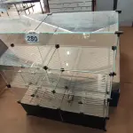 01 VITRINE EXPOSITORA DE VIDRO. (NO ESTADO) ATENÇÃO! FAZER A VISITAÇÃO ANTES DE ARREMATAR, NÃO SABEMOS SE FUNCIONA, LEILÃO NÃO TEM GARANTIA E NEM DEVOLUÇÃO, SUJEITO A POSSÍVEIS AVARIAS VISÍVEIS/OCULTAS E/OU AUSÊNCIA DE COMPONENTES.